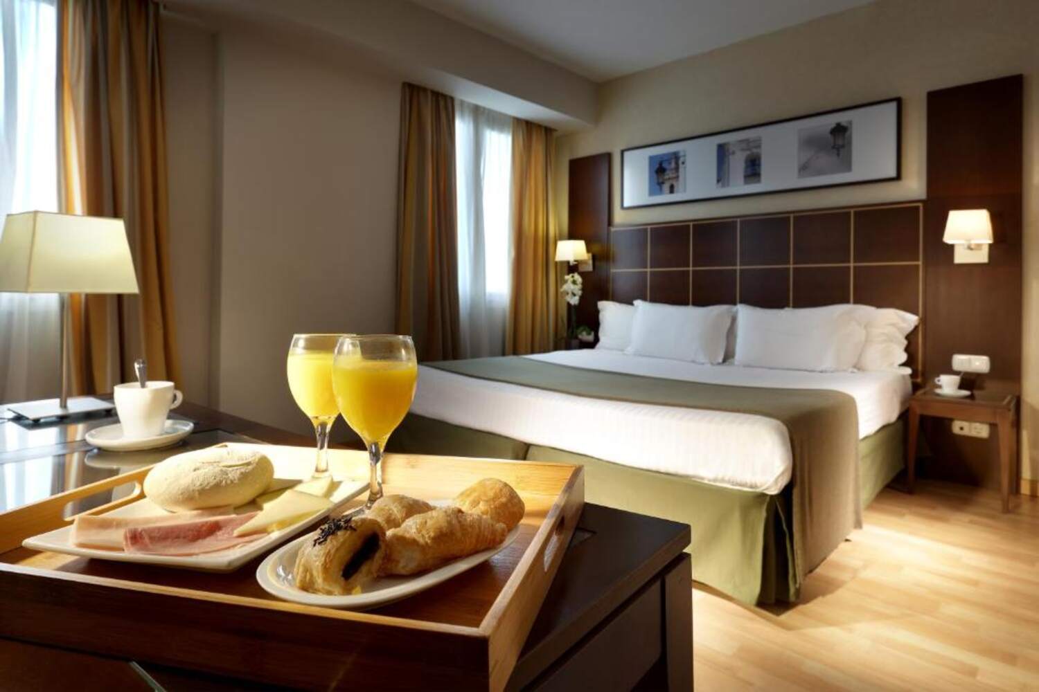 Breakfast tray served in a room at Dorma Tartessos