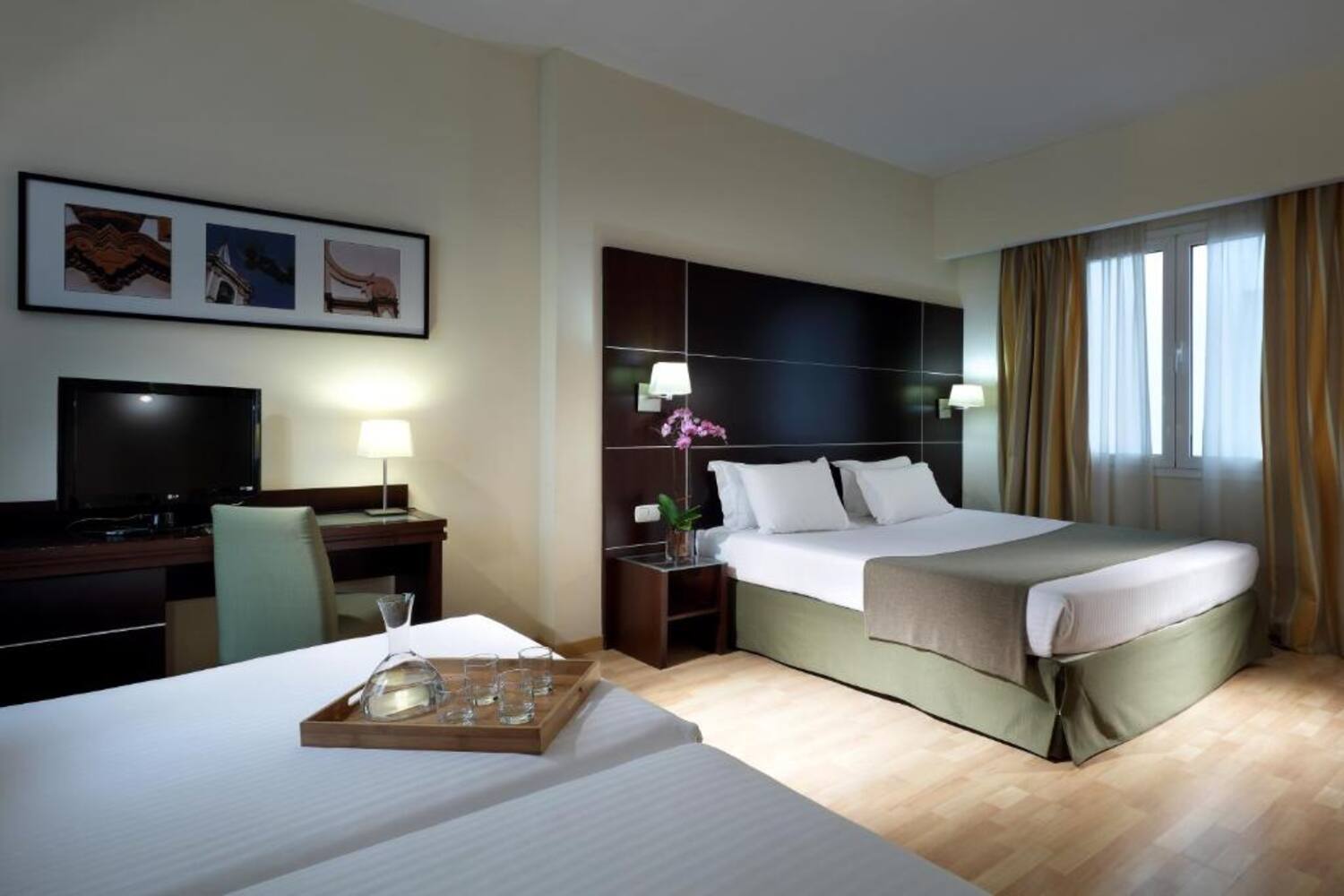 Twin room with flat-screen TV at Dorma Tartessos