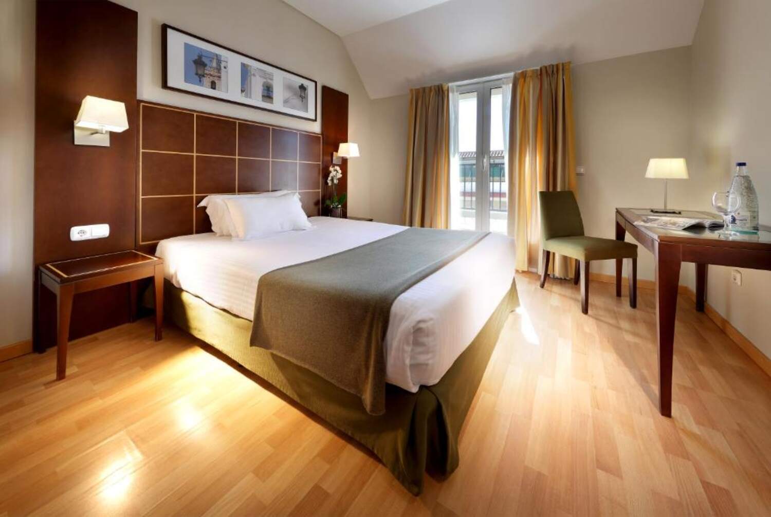 Hotel room with double bed and desk at Dorma Tartessos